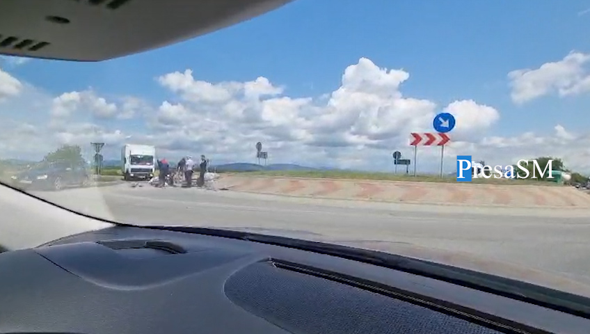 VIDEO. Și-a pierdut paleții-n drum. Saci cu ciment pe DN19, în județul Satu Mare. Trafic îngreunat