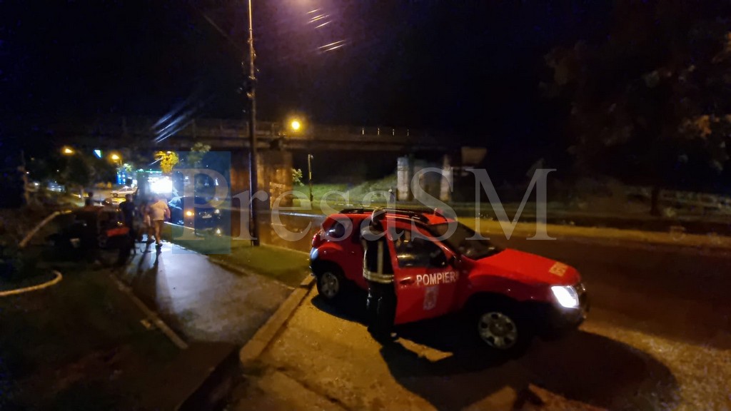 FOTO/VIDEO. Bilanțul furtunilor de ieri: copaci căzuți, acoperișuri smulse, indunații și incendiu cauzat de trăsnet