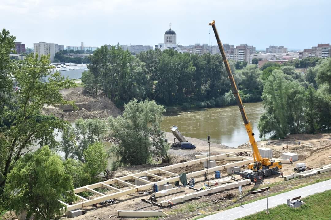 FOTO/VIDEO. Pasarela pietonală peste Someș prinde contur. Se asamblează tablierul metalic
