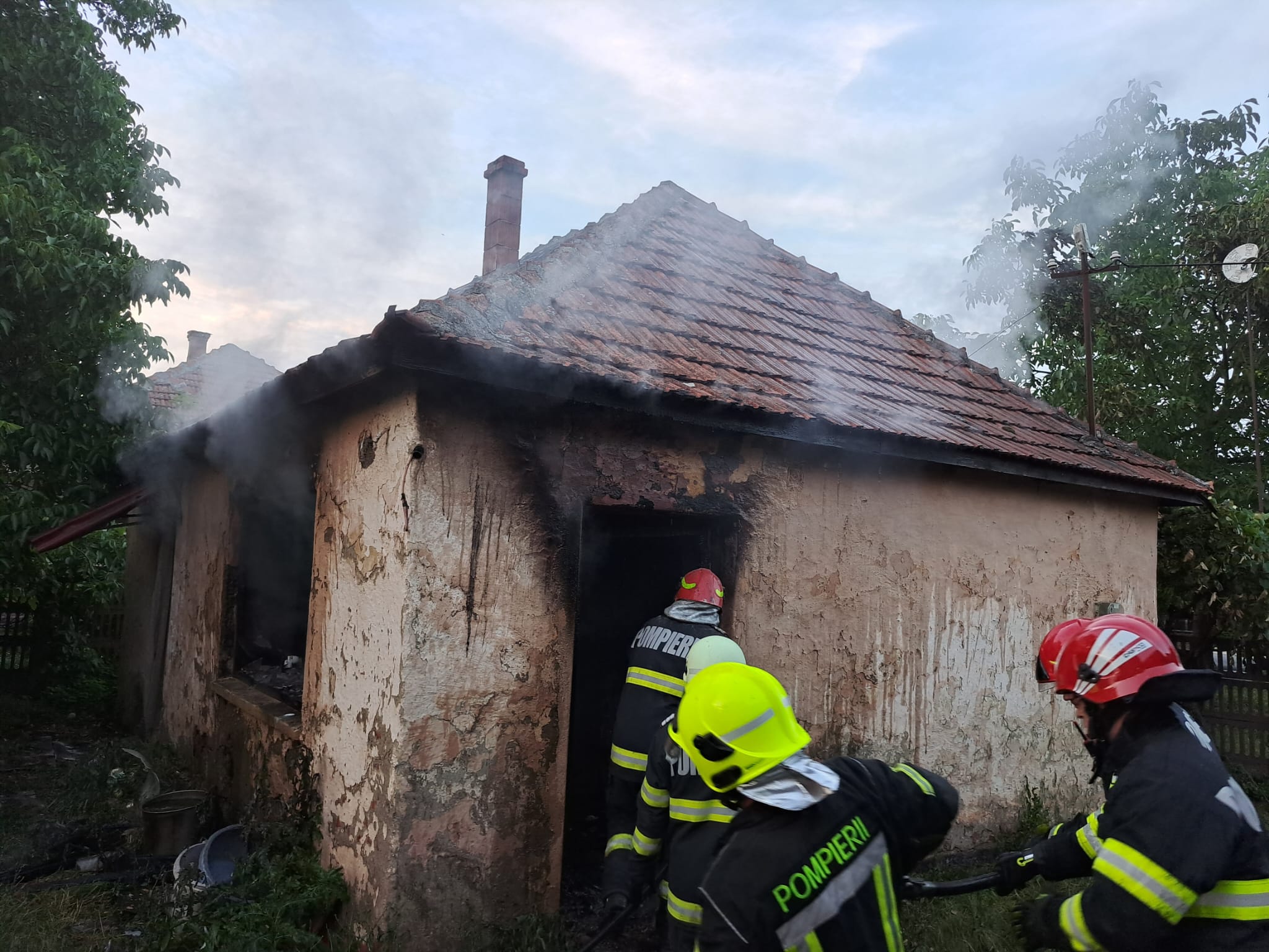 FOTO/VIDEO. Tragedie în municipiul Satu Mare. Persoană găsită carbonizată într-o casă cuprinsă de flăcări