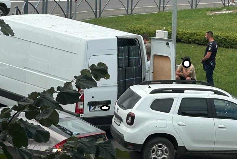 FOTO/VIDEO. Ups... Dubă oprită în trafic, în Satu Mare. Polițiștii ar fi primit informații false de la surse