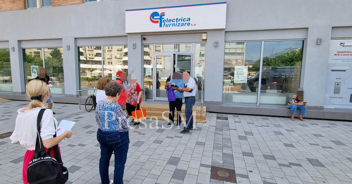 FOTO. Plâng clienții în fața Electrica Satu Mare! Disperare uriașă, angajații ridică din umeri