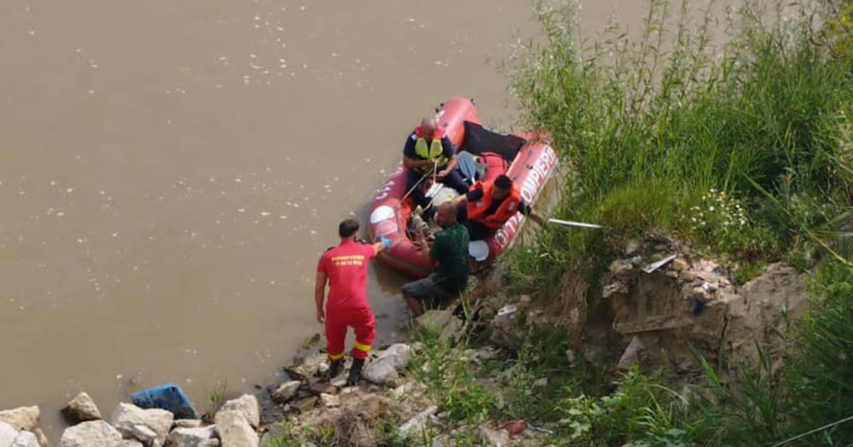 FOTO/VIDEO. Doi tineri au plonjat cu mașina în Someș. Pompierii îi caută în apă
