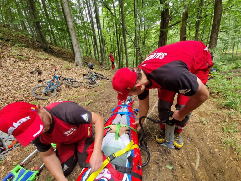 FOTO/VIDEO. Minor din Satu Mare rănit pe munte. Cu bicicleta pe un traseu periculos
