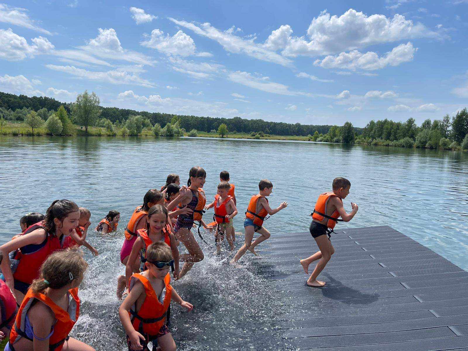Au început înscrierile pentru tabăra CaiacSmile: plimbări pe lac, bălăceală, jocuri și socializare ... fără telefoane sau tablete