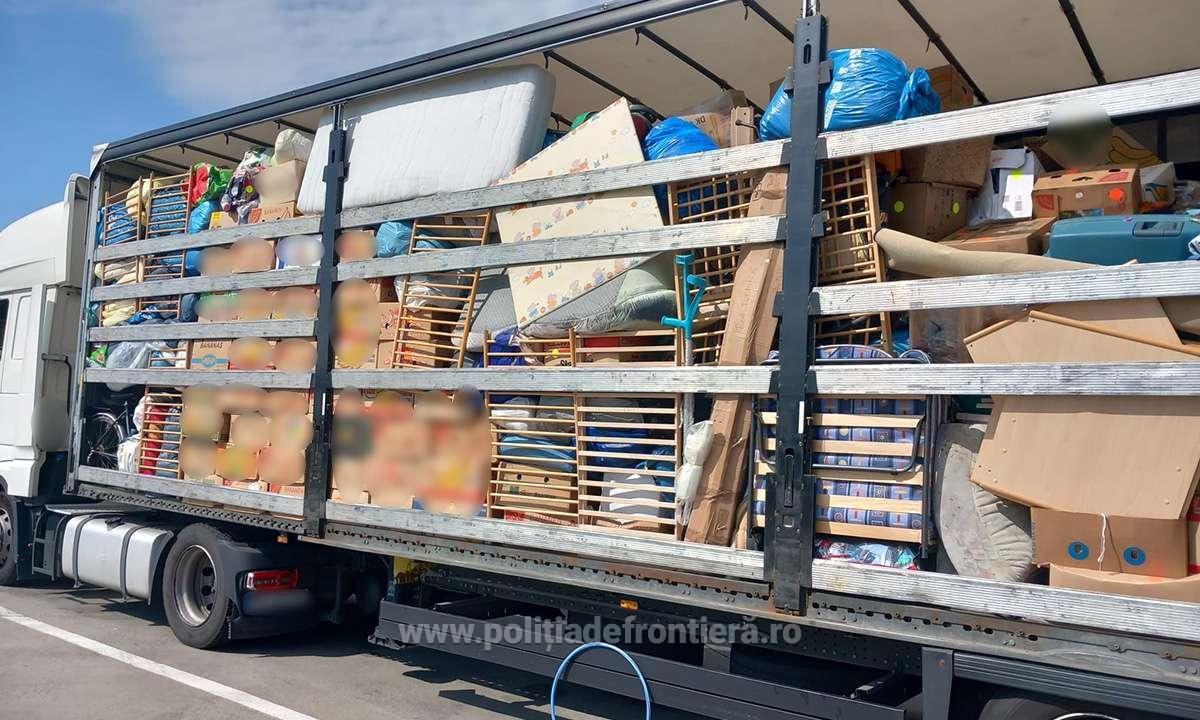 FOTO. TIR plin cu deșeuri, oprit de la intrarea în țară. Sătmărenii l-au trimis înapoi în Ungaria