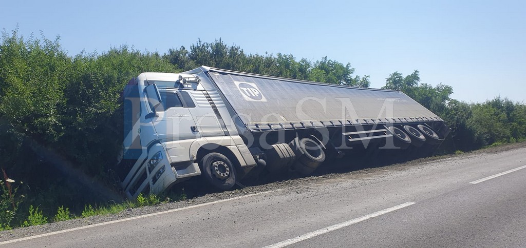 FOTOGALERIE. Accident în județul Satu Mare. Un TIR a ajuns în șanț