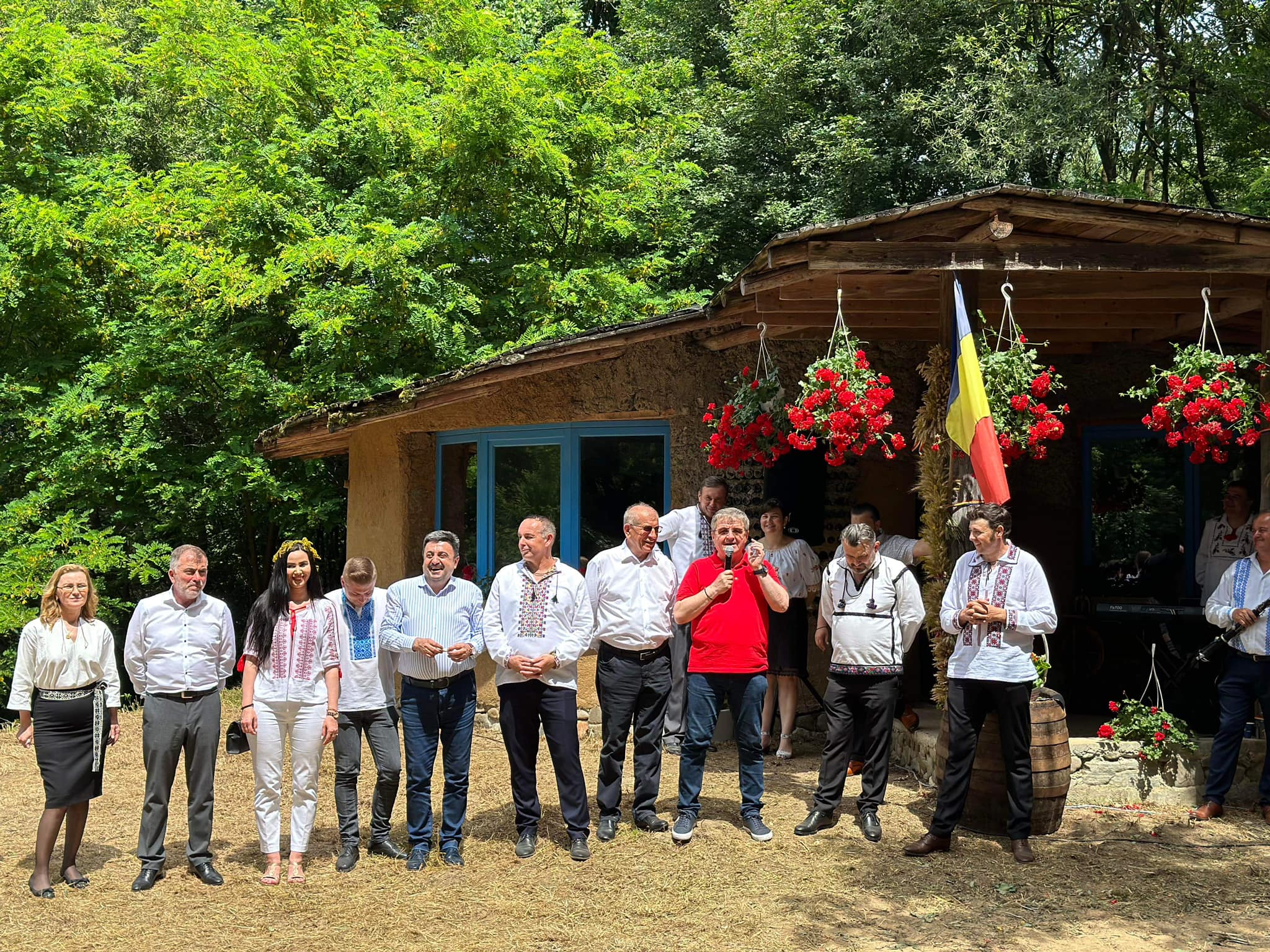 FOTO. Triplă sărbătoare, celebrată la "Satul de Lut". PSD Satu Mare: Am sărbătorit ia la ea acasă, în satul românesc