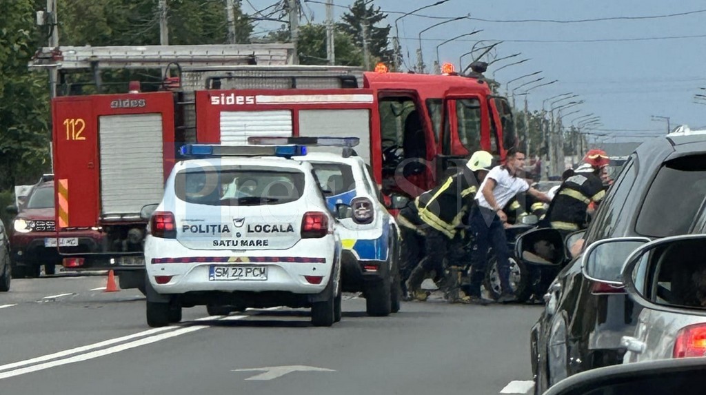 Un puștan fără permis și-a scos iubita la plimbare. A provocat un accident la prima intersecție din Satu Mare