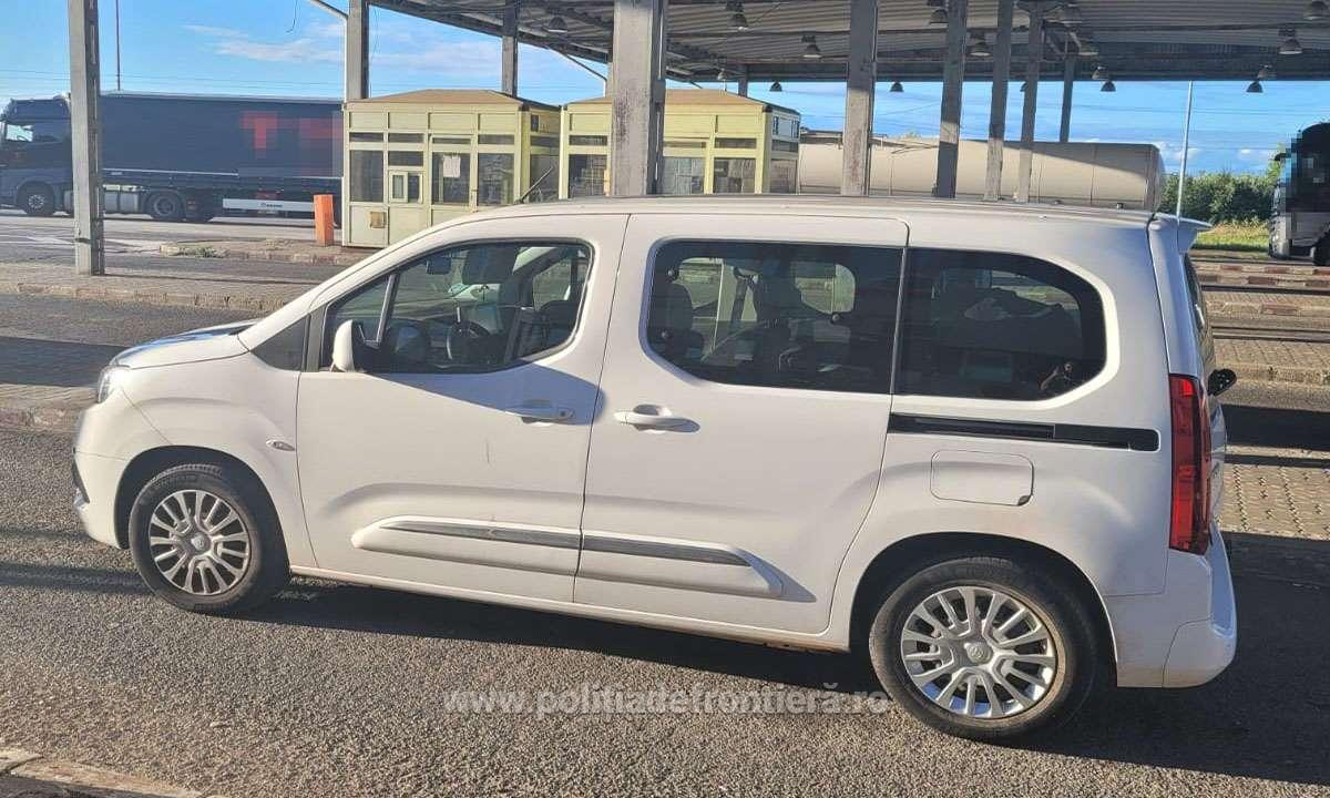 FOTO. Român, revenit în vacanță din Occident, lăsat fără mașina împrumutată, în Vama Petea