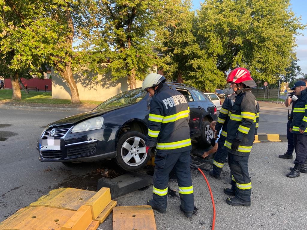 FOTO. Accident în municipiul Satu Mare. Șofer încarcerat la volan. Intervin pompierii