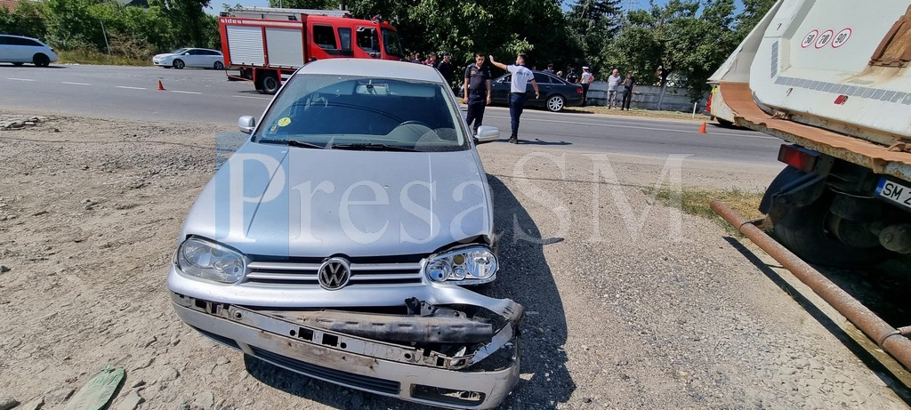 Accident în municipiul Satu Mare. Coliziune între două mașini. Una s-a oprit în țeava de gaz