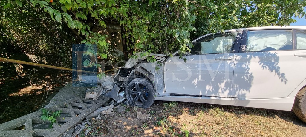 FOTOGALERIE. Accident în Satu Mare. Gard și țeava de gaze, spulberate de o mașină