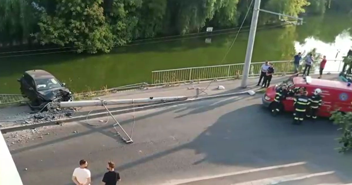 FOTO. Accident grav în Capitală. Doi puști, la un pas să ajungă cu mașina în apă. Au luat autoturismul de la o rudă