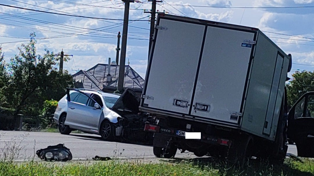 FOTO/VIDEO. Accident pe DN1 C. Dubă din Satu Mare, coliziune frontală cu un Volkswagen