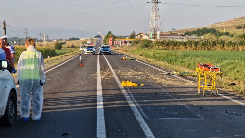 FOTO. Un nou accident cumplit în țară. Un șofer a intrat cu mașina într-un grup de tineri. Trei au murit, trei sunt răniți