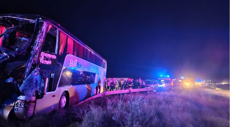 FOTO. Accident cu 22 de victime în România! Coliziune între un autobuz și o remorcă