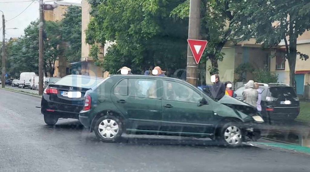 FOTO. Accident pe Drumul Botizului și ”parlamentări” pe șosea