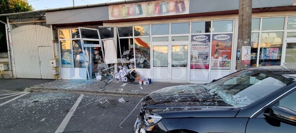 FOTO. Accident în municipiul Satu Mare. Un șofer a intrat cu mașina într-un magazin din Piața Mare
