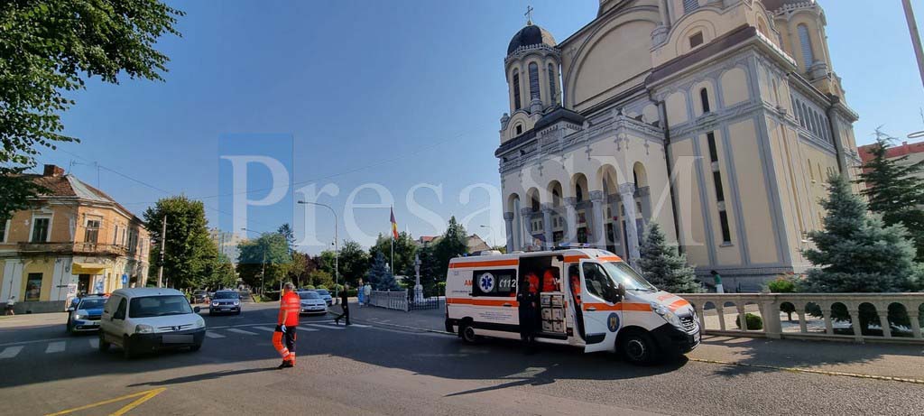 FOTO. Sătmăreancă lovită de mașină în timp ce mergea la biserică, în municipiul Satu Mare