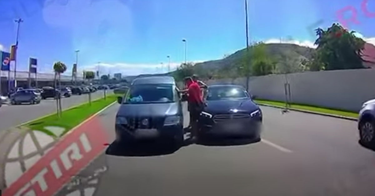 VIDEO. Șofer luat la pumni, în trafic, în județul vecin. O cameră de bord a surprins tot incidentul