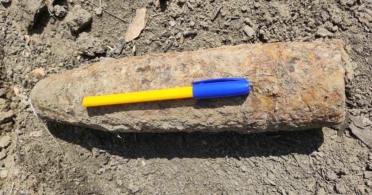 FOTO. Supriză neplăcută pentru un sătmărean, în timp ce își nivela curtea. A dat peste o bombă