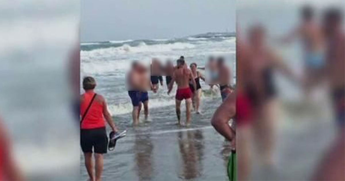 VIDEO. Se întâmplă în România. Salvamari atacați de turiștii furioși că n-au fost lăsați să intre în mare, din cauza pericolului de înec