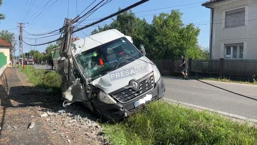 VIDEO. Accident pe DN19, în județul Satu Mare. O dubă a spulberat un stâlp de beton