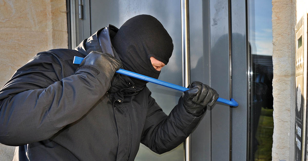 A așteptat ca sătmăreanca să meargă la serviciu, apoi i-a intrat în casă. I-a stricat și ușile de la intrare