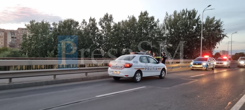 FOTO. Intervenție de urgență pe Podul Decebal. Un bărbat ar fi intenționat să se arunce în Someș