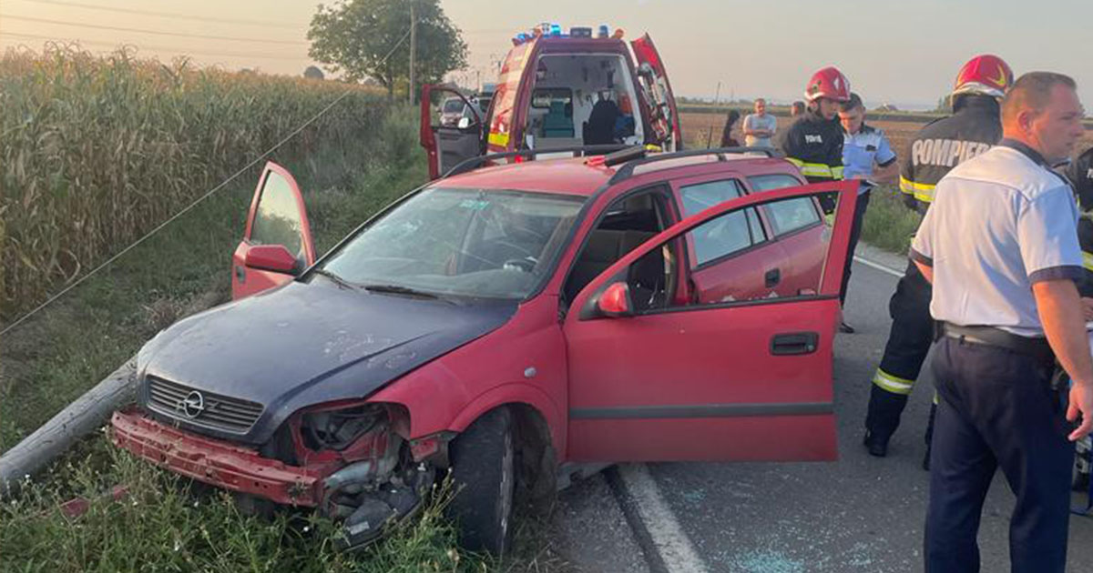 FOTO. Accident în județul Satu Mare! Șofer încarcerat, după ce a lovit un stâlp cu mașina