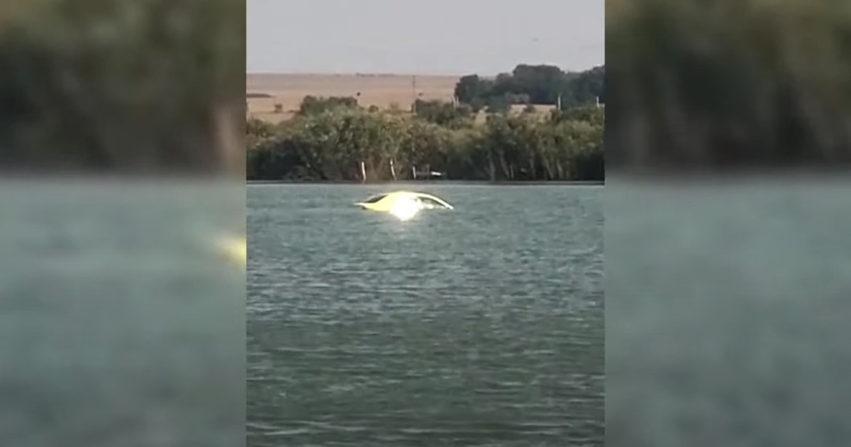 VIDEO. Zi cu ghinion pentru un șofer neatent. A uitat să tragă frâna de mână. Mașina i-a ajuns în lac