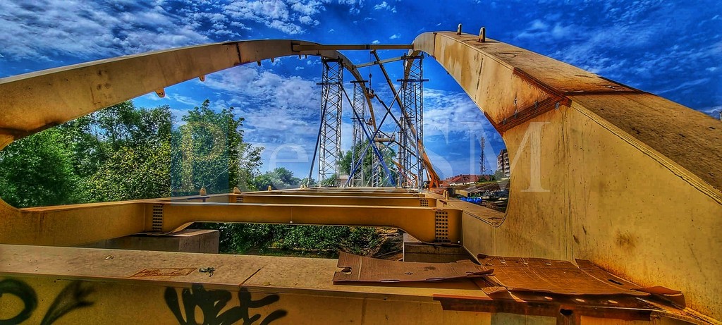 SPECTACULOS. În câteva zile, cadrul metalic al pasarelei va fi mutat peste Someș, cu o macara uriașă