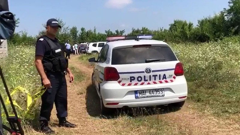 Bebeluș găsit mort pe câmp, astăzi, în comuna Turț. Mama (16 ani) l-ar fi abandonat