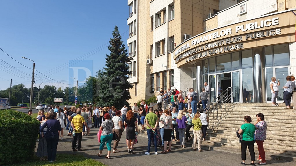 FOTO. Protest la Finanțe, în municipiul Satu Mare. Toți angajații au ieșit în stradă
