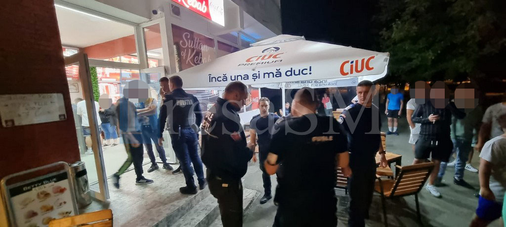 FOTO. Patru persoane amendate după scandalul de marți seara, din Micro 17. Zeci de sătmăreni au sărit la bătaie