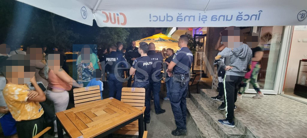 FOTO. Scandal monstru la un fast-food din Micro 17.  Zeci de persoane s-au bătut