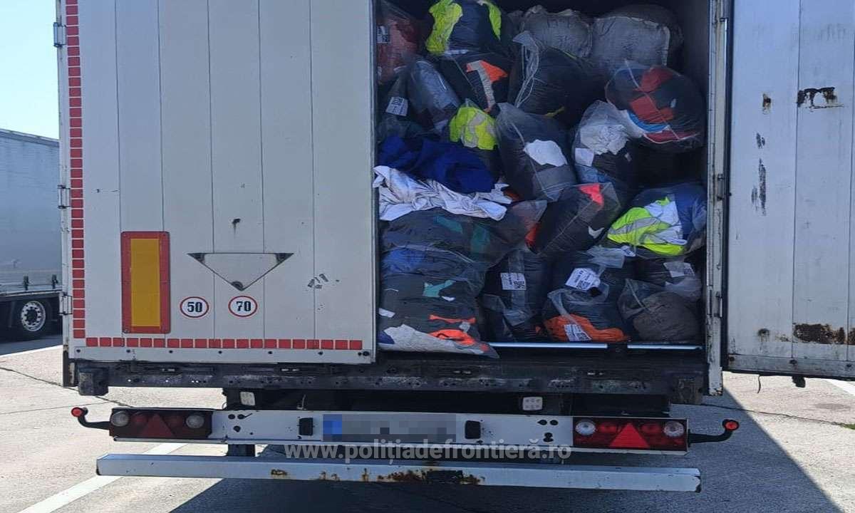 FOTO. O firmă din Ungaria a trimis tone de haine folosite la Satu Mare. Frontieriștii sătmăreni le-au trimis înapoi