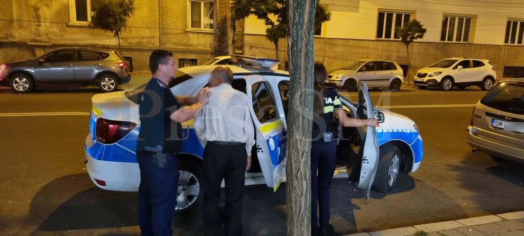 FOTO. Bătrânel acuzat de furt de la un supermarket din centrul Sătmarului