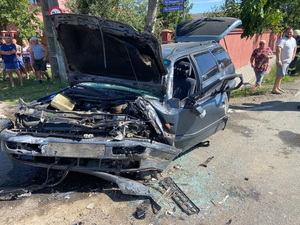 FOTO. Accident grav în județul Satu Mare. Impact între autobuz și autoturism. Un sătmărean rănit grav.