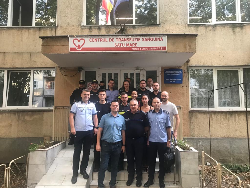 FOTO. Polițiștii sătmăreni, alături de victimele de la Crevedia. Apel la sătmăreni: " Donați și voi! Donați o speranță!"