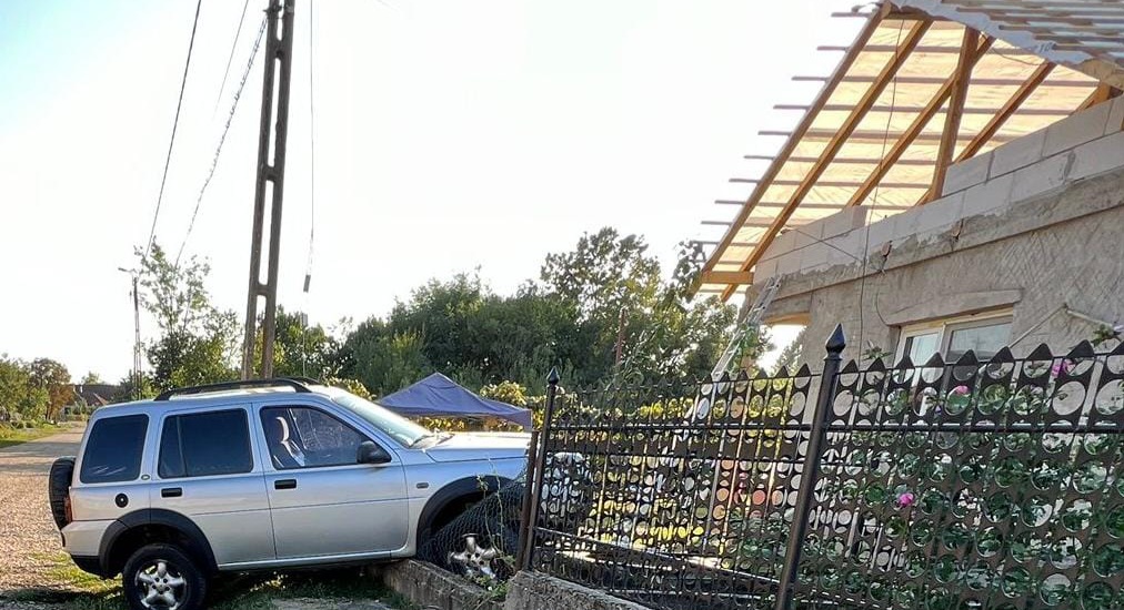 FOTO. O femeie a lovit cu mașina o țeavă de gaze, în județul Satu Mare. A distrus și gardul