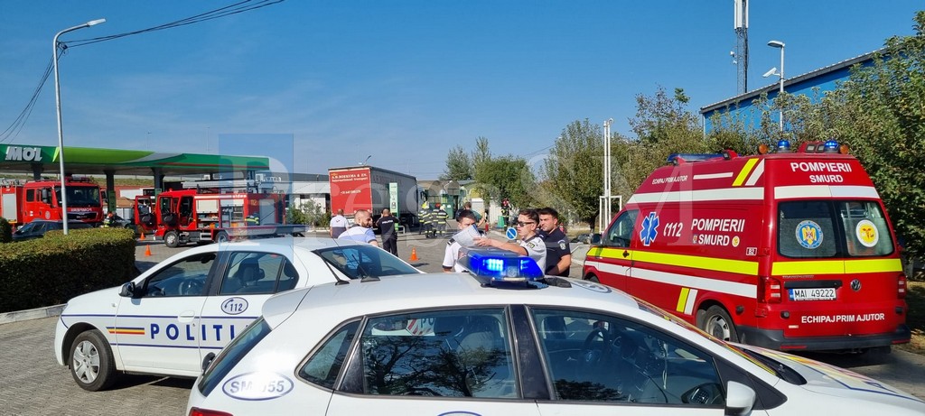 FOTO/VIDEO. A intrat cu TIR-ul într-o benzinărie din Satu Mare și a dărâmat o pompă. Persoane evacuate
