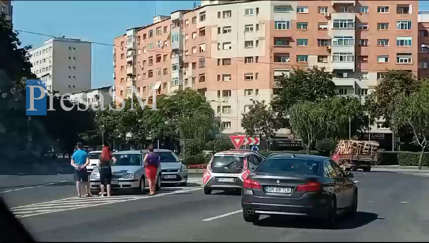 FOTO/VIDEO. Accident în municipiul Satu Mare, pe bulevardul Lucian Blaga. Coliziune între două mașini