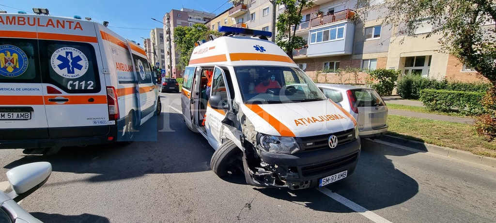 Probleme la Ambulanța Satu Mare. Mașini vechi și accidentate, blocate în service-uri
