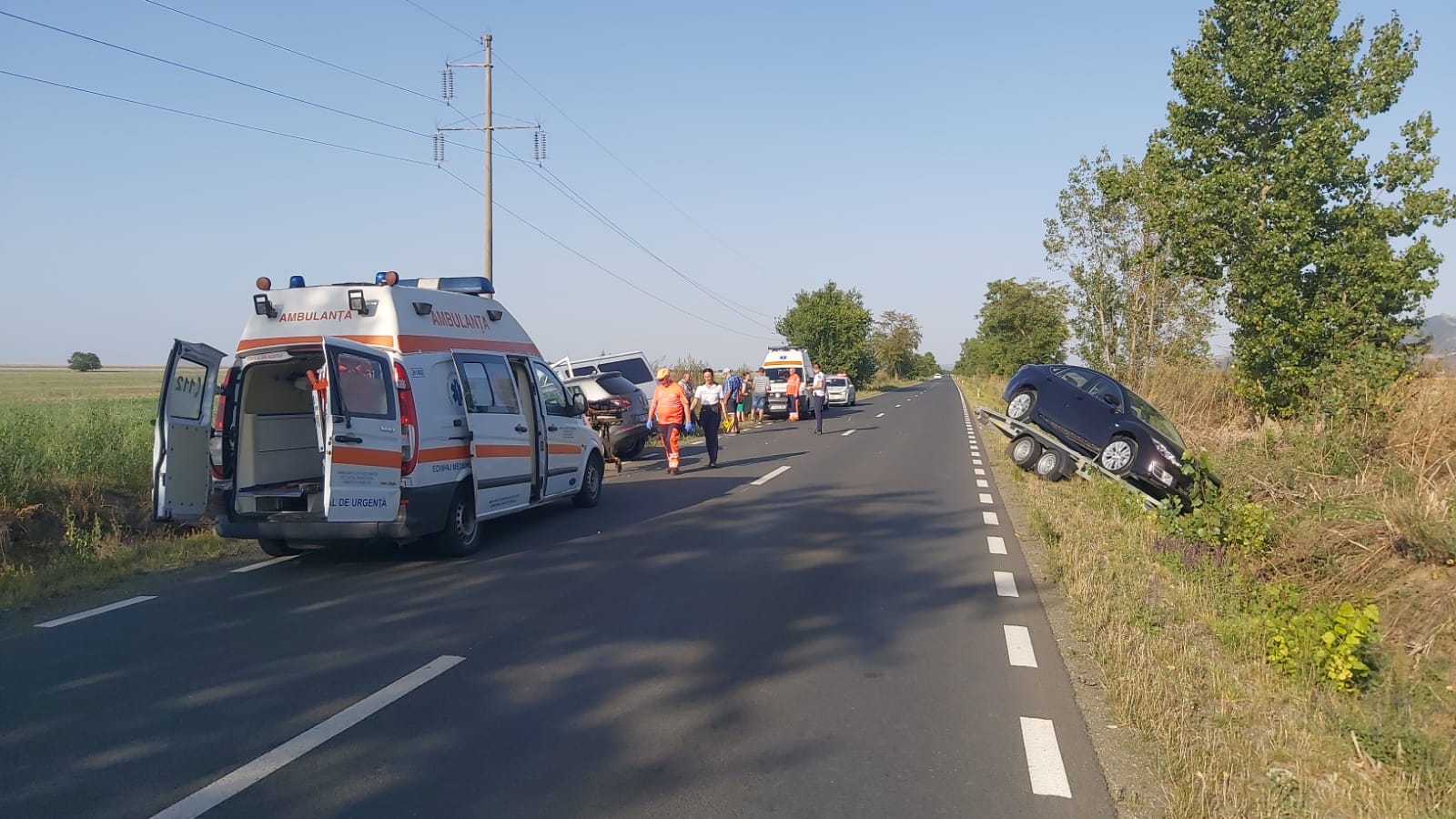 FOTO. Șofer sătmărean, implicat într-un accident în Arad. Patru persoane la spital, inclusiv un copil