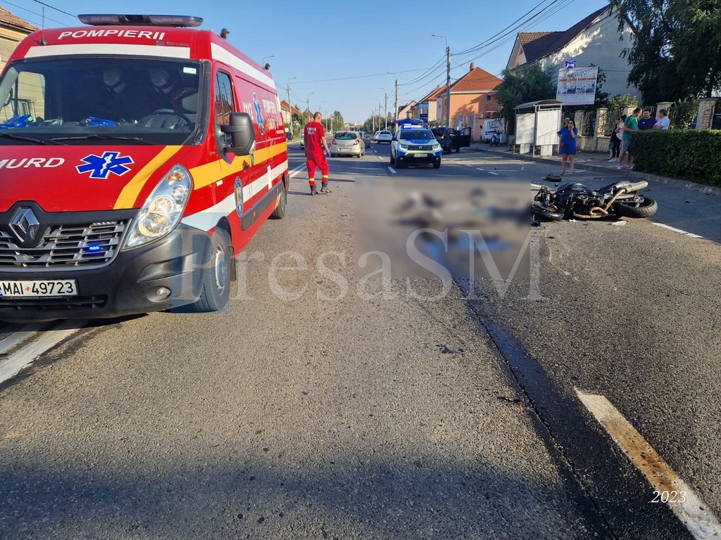 FOTO. Accident grav în municipiul Satu Mare. Un motociclist și un pasager, la spital