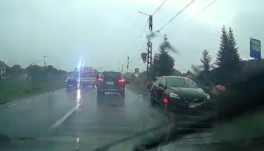 FOTO. Accident grav pe DN19. Femeie lovită de o mașină pe trecerea de pietoni