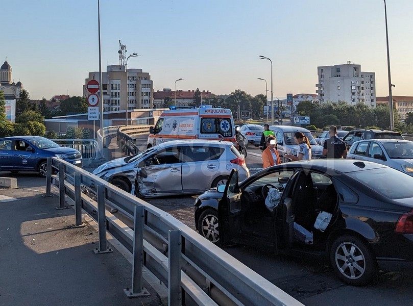 FOTOGALERIE. Accident cu victimă pe Podul Decebal. Două mașini avariate serios, circulație blocată parțial