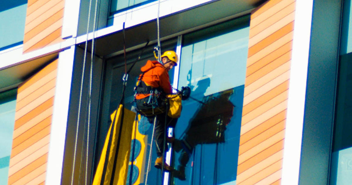 Incident șocant în țară. Un alpinist, la un pas să cadă de la etajul 11 din cauza unei pensionare nervoase